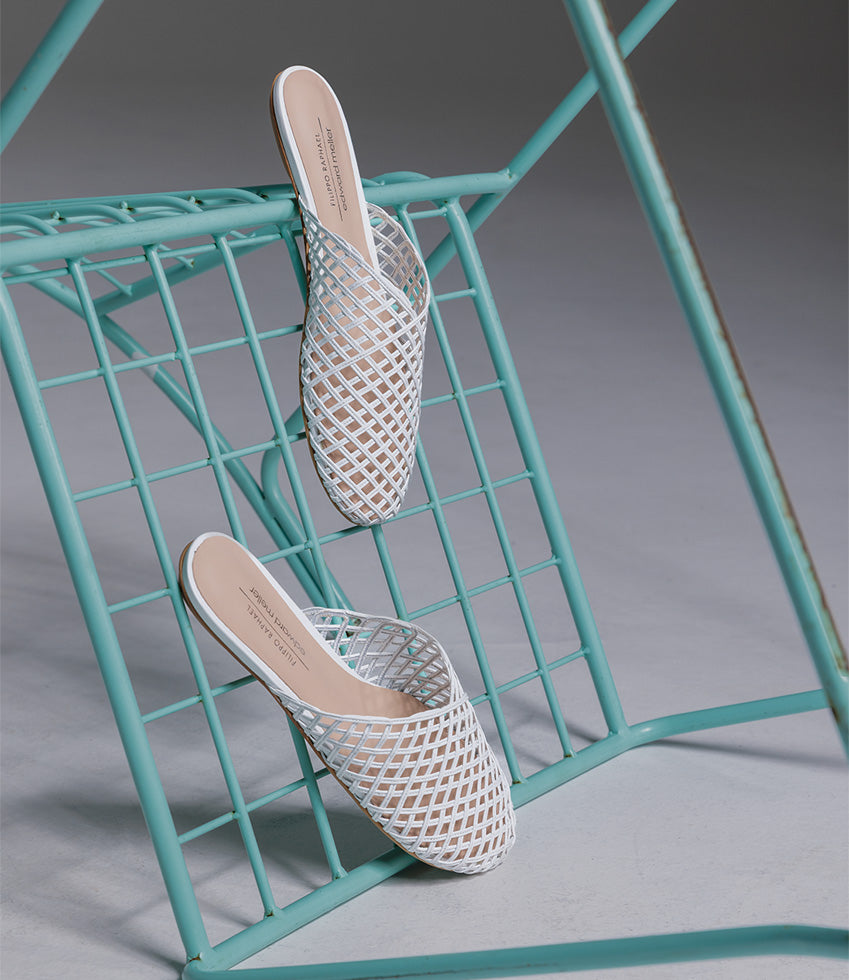 INDOLA Closed Toe Lattice Slide in White